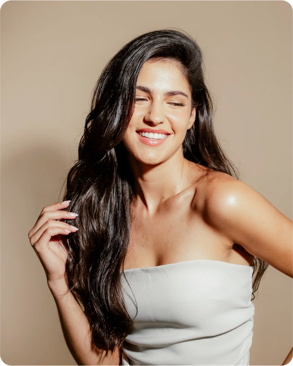 Woman smiling with long, shinny and well groomed dark hair 
